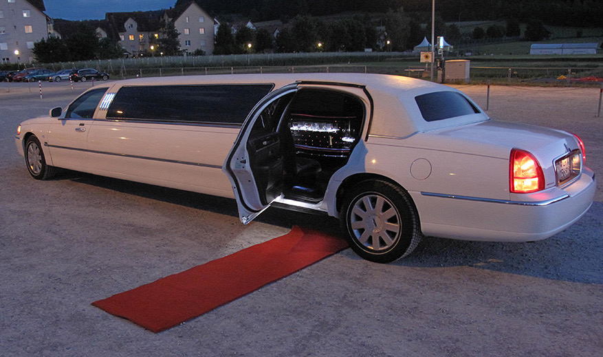 Lincoln Stretchlimousine mit rotem Teppich für Hochzeit und Event
